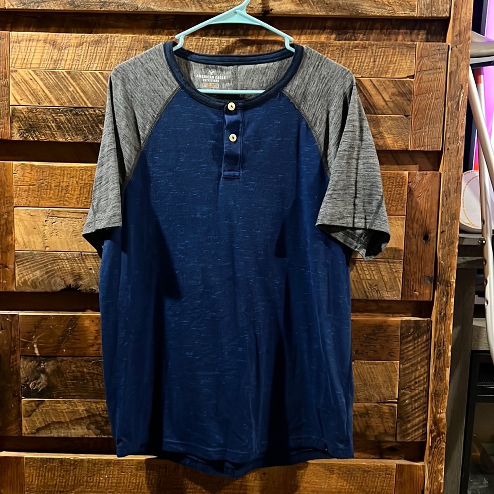 EUC ae tshirt